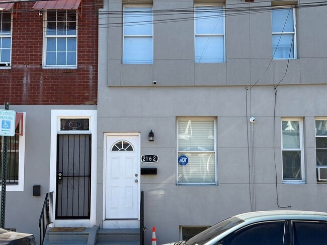 Building Photo - Modern 2- Story Townhome with Fenced in Ba...