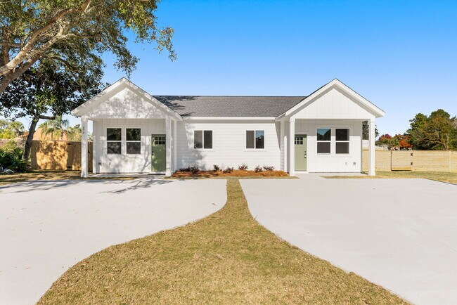 Building Photo - Lagoon Oaks