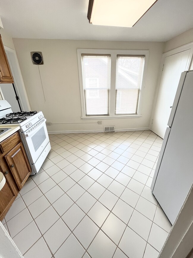 Building Photo - 1310 Wilmette Ave Unit 2E
