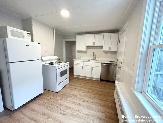 Building Photo - 13 Saratoga St Unit 2-bed 1-bath Rental