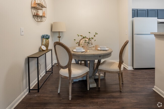 2BR, 2BA - 950SF - Dining Room