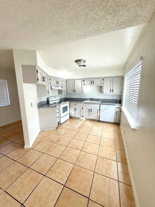 Building Photo - 3344 E Sierra Madre Ave Rental