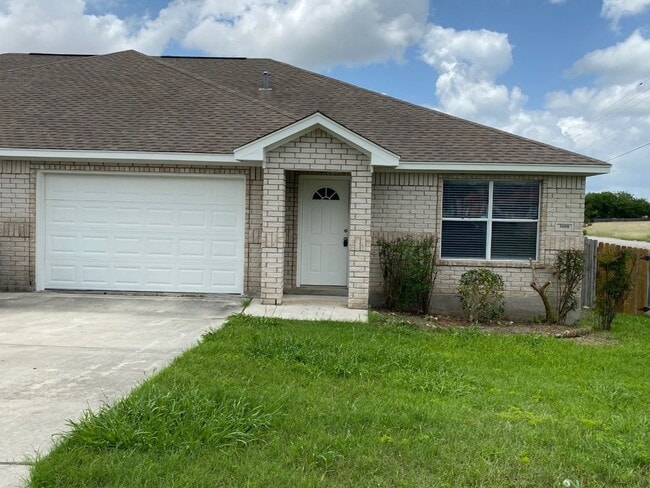 Building Photo - New Braunfels 3 Bedroom Single Story Duplex Available NOW!
