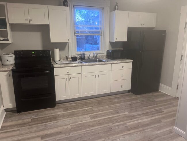 Building Photo - 147 Grove St Unit Apartment 1