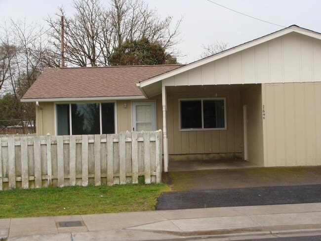 Building Photo - 1644 Oak St SE