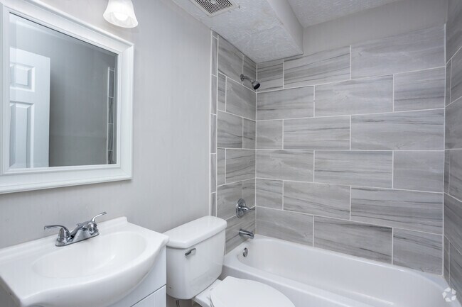 1BR, 1BA - 600SF - Primary Bathroom