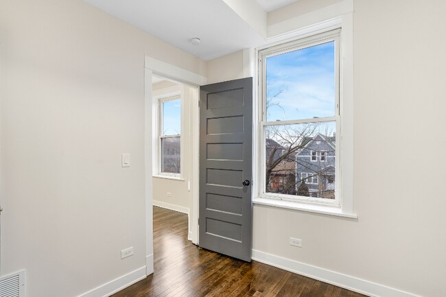 Photo - 1707 N Harding Ave Unidad 3