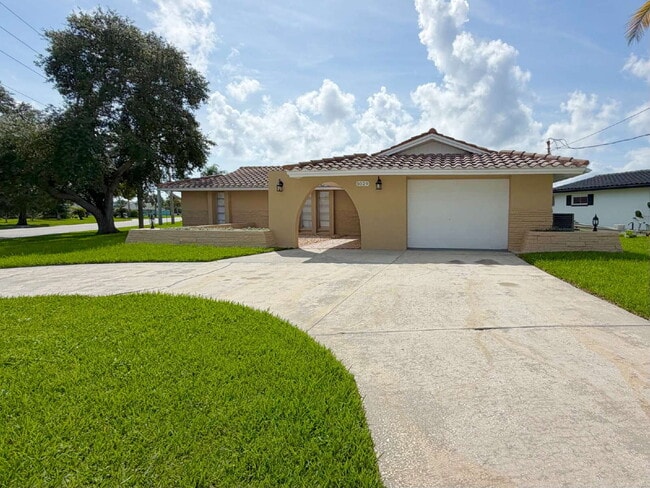 Building Photo - "Charming 2-Bed, 2-Bath Oasis with 1334 Sq Ft in New Port Richey!"