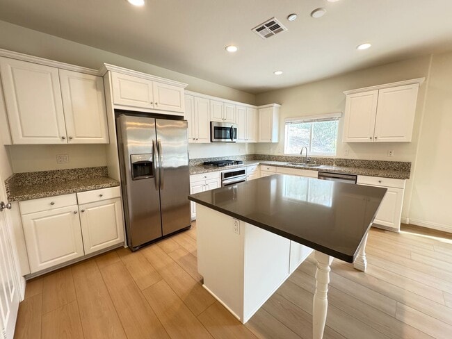 Photo - Beautiful 5Bd/3.5Ba Home in Cul-de-Sac in Riverside w/new Turf Back Yard and New Carpet!