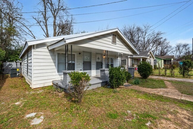 Photo - Renovated 3BR/2BA Tuscaloosa Gem with Luxu...