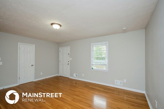 Photo - 2940 Landmark Dr SE