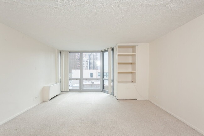 Building Photo - 21 W Goethe St Unit 6J