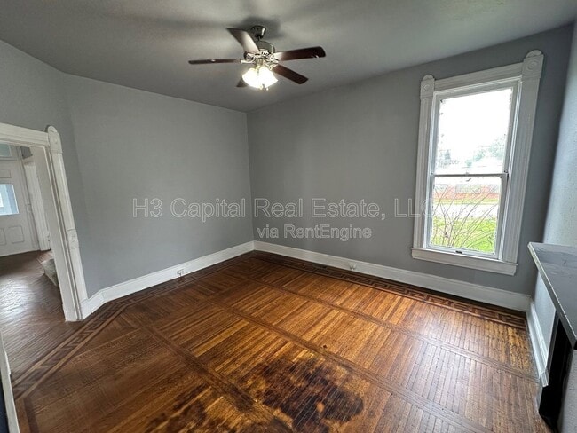 Photo - 821 Alby St