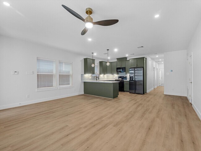 Photo - 900 Lucky St