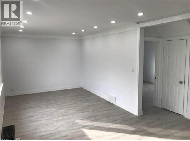 Photo - 850 Garth St