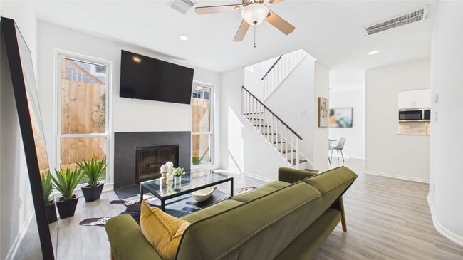 Building Photo - 1211 Jackson Blvd Unit G