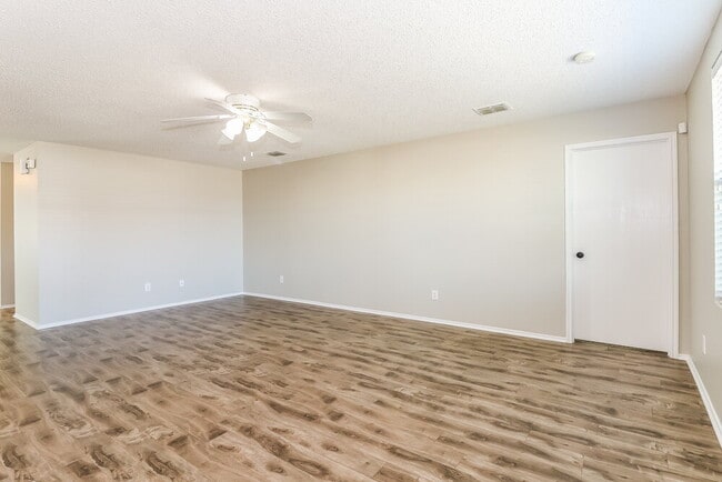 Photo - 321 Daisy Ln