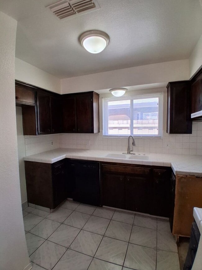 Photo - Spacious 3 Bedroom With Garage Located On Ashlan & Cornelia!