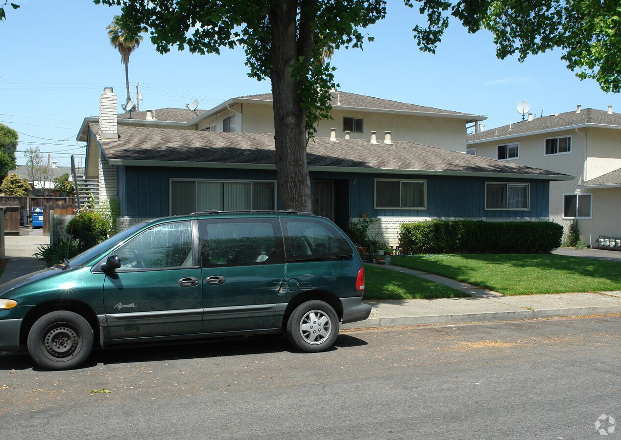 Photo - 475 Firloch Ave