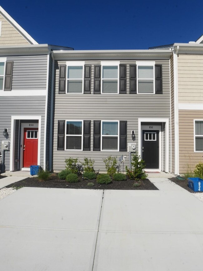 Live Modern in Salisbury – 3BR Townhome wi... - Live Modern in Salisbury – 3BR Townhome wi...