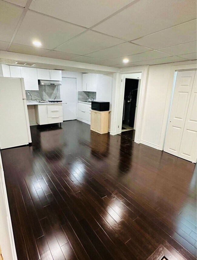 Building Photo - 2 Pauline Pl Unit Lower