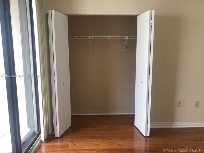 Photo - 540 Brickell Key Dr Unit 1122
