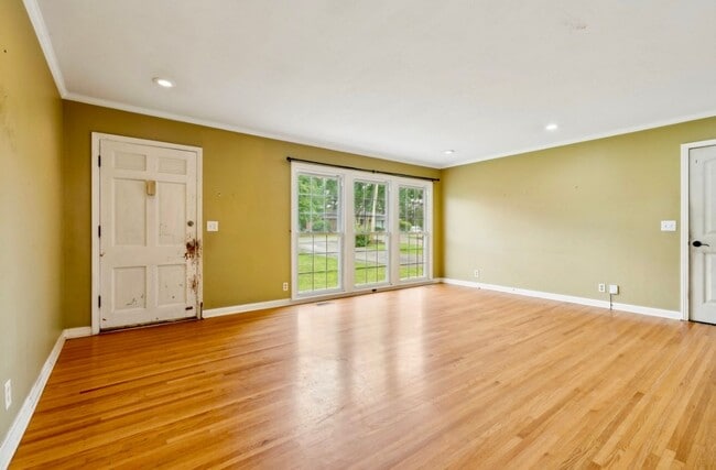 Photo - Very large 4 or 5 bedroom ranch in Donelso...