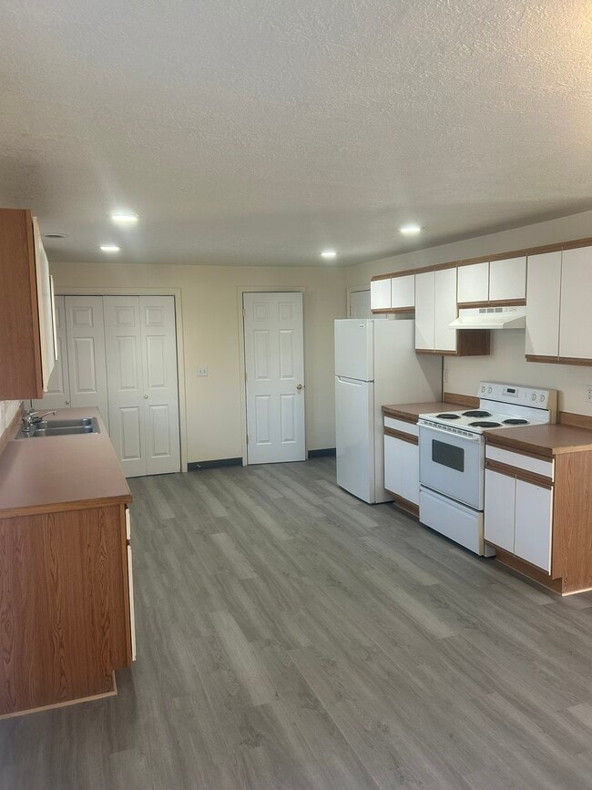 Photo - 935 NW Cains Rd