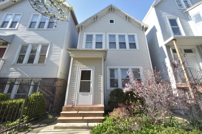 Photo - 1246 W Diversey Pky Apartments Unit J08P