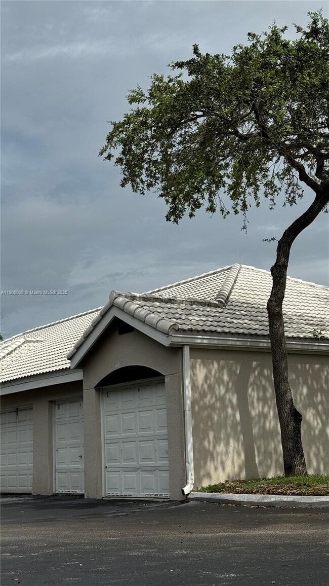 Building Photo - 2831 N Oakland Forest Dr Unit 201