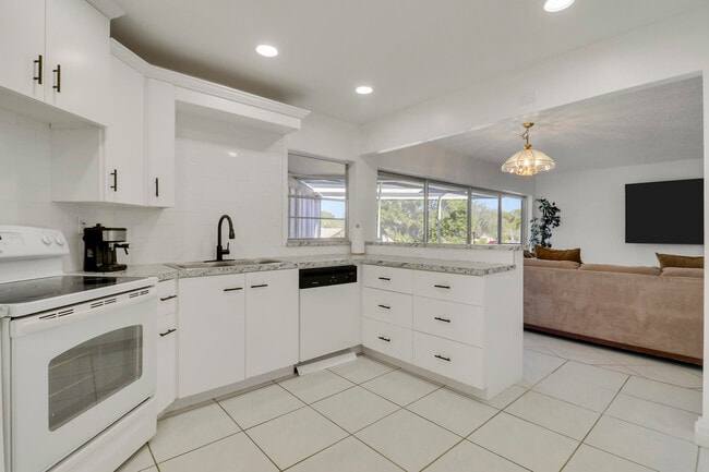 Photo - 7 W Greenway Dr Unit 202
