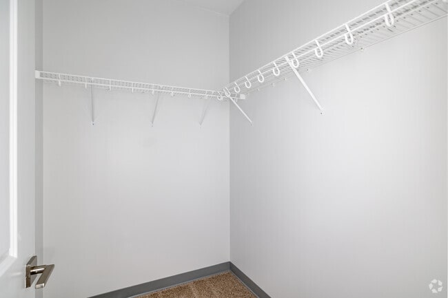 1BR, 1BA - 660SF - Closet