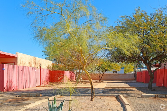 Photo - Glenn Plaza Apartments