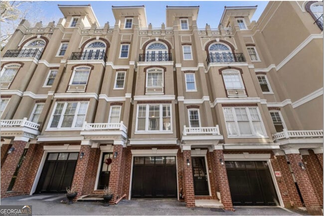 Building Photo - 802 Clifton Heights Ln NE