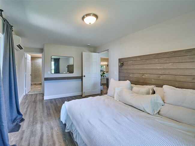 Photo - 801 NE 15th St