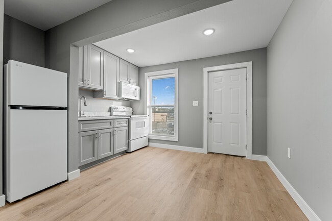 Kitchen - 103 N Scanlan St Unit 1