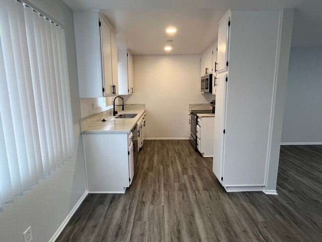 Photo - 17211 Chatsworth Street