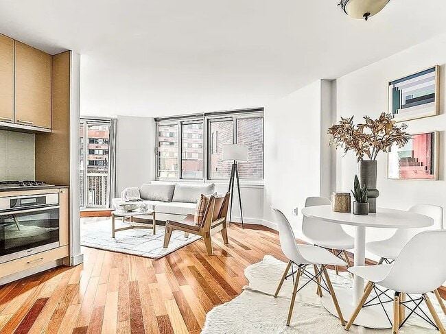 Building Photo - 206 E 95th St Unit 8A