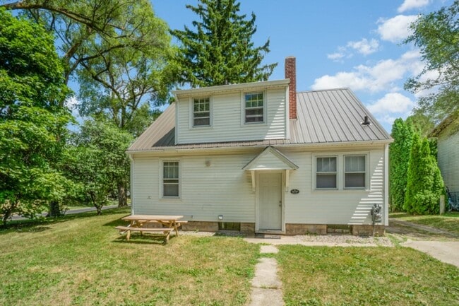 Photo - 806 Douglas St