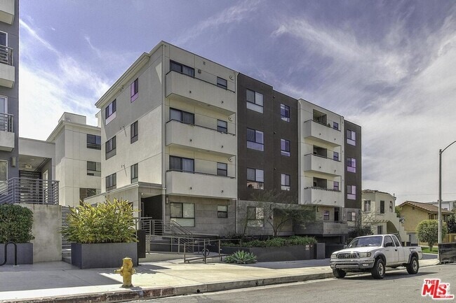 Building Photo - 5030 Rosewood Ave Unit 505 Rental
