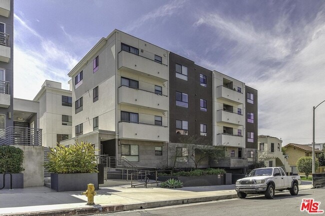 Building Photo - 5030 Rosewood Ave Unit 502 Rental