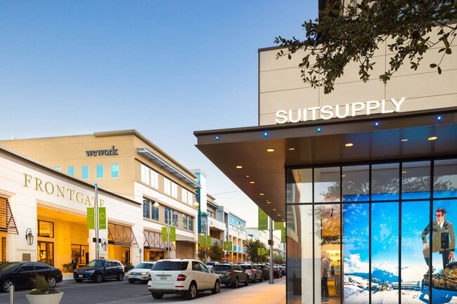 Descubra compras de primer nivel en destinos minoristas de alta gama cercanos, que ofrecen una variedad de marcas y boutiques de lujo a la vuelta de la esquina. - Windsor West Plano