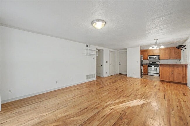 407 Village Ln