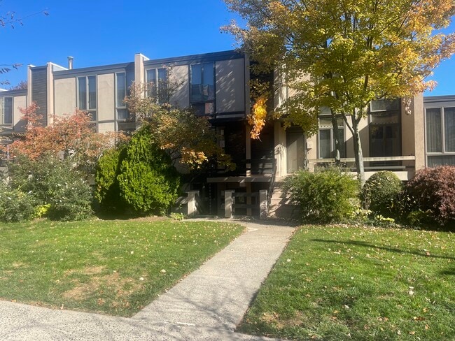 Building Photo - 7 Hughes Pl Unit 7C