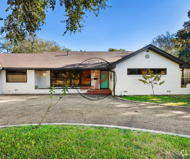 Building Photo - 2309 Wooded Acres Dr Rental