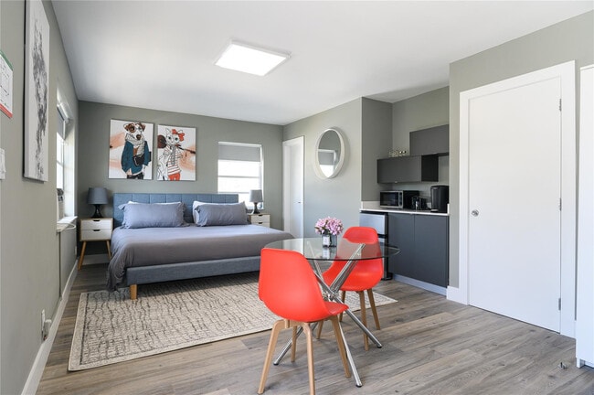 Building Photo - 1020 N Victoria Park Rd Unit 20