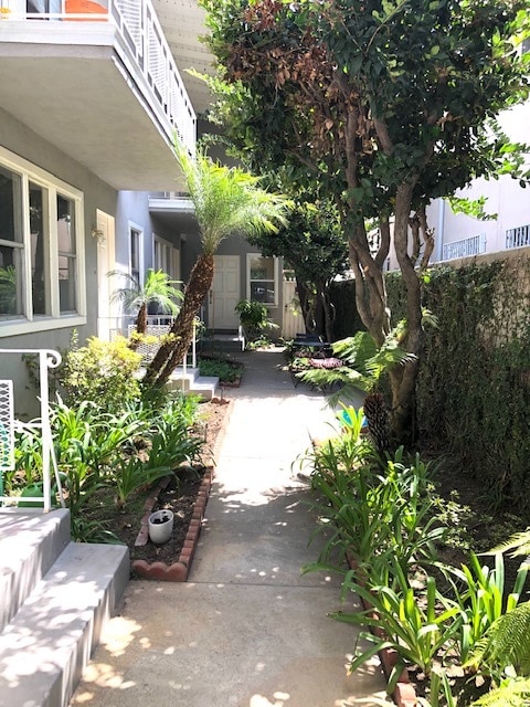 Building Photo - 1320 N Martel Ave Unit 6