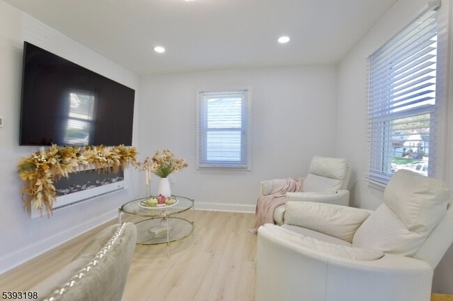 Photo - 327 Roosevelt Ln