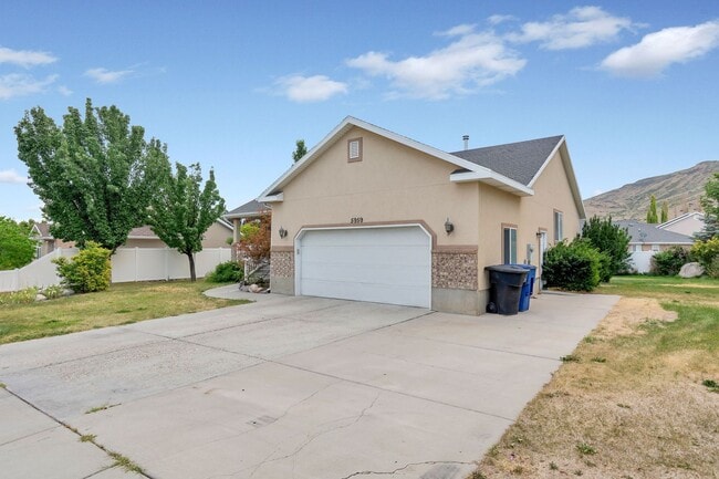 Photo - Spacious Home w attached 2 car garage
