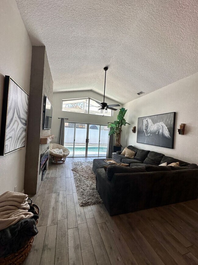 Modern threebedroom, twobathroom pool ho... House House Rental in